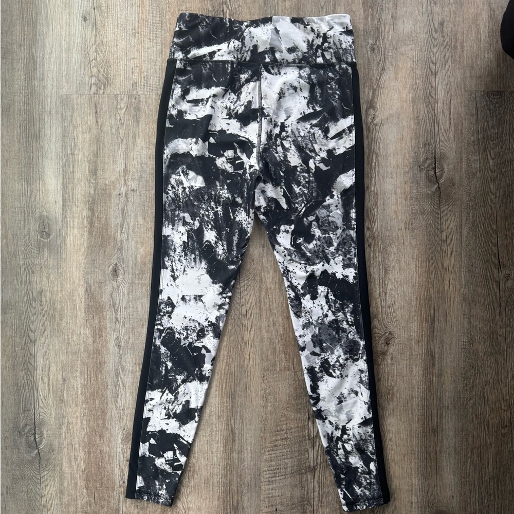 Dip Abstract Performance Leggings - Picture 6 of 6